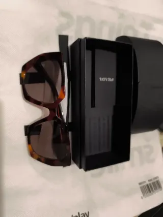 Vendo gafas Ray-Ban y otras marcas como Prada. Hay