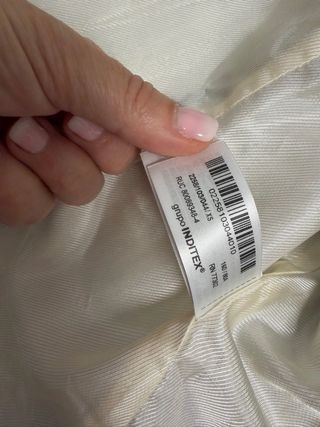 Chaqueta Zara cropped con hombreras, en azul claro