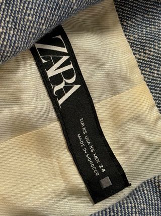 Chaqueta Zara cropped con hombreras, en azul claro