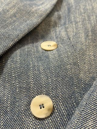 Chaqueta Zara cropped con hombreras, en azul claro