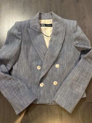 Chaqueta Zara cropped con hombreras, en azul claro