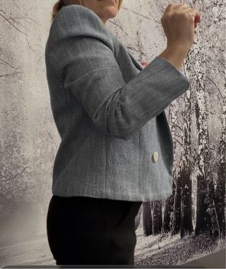 Chaqueta Zara cropped con hombreras, en azul claro