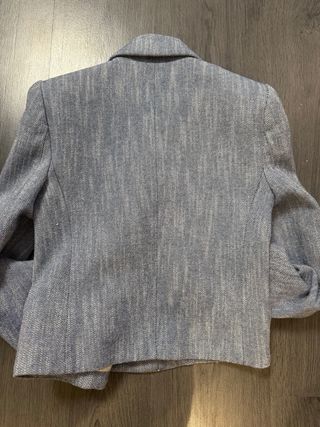 Chaqueta Zara cropped con hombreras, en azul claro