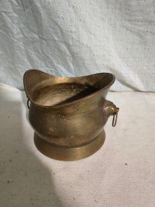 Cubremacetas de latón antiguo
