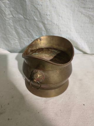 Cubremacetas de latón antiguo