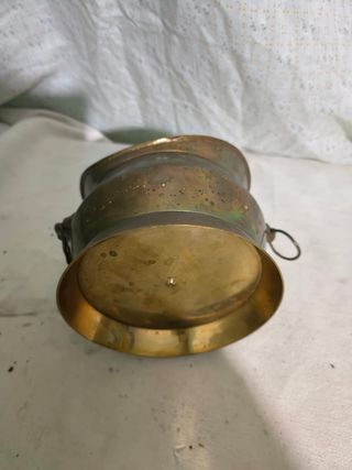 Cubremacetas de latón antiguo