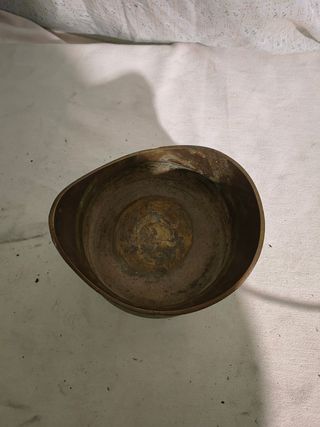 Cubremacetas de latón antiguo