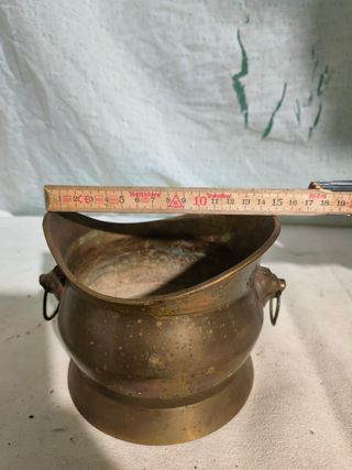 Cubremacetas de latón antiguo