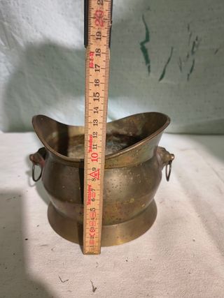 Cubremacetas de latón antiguo