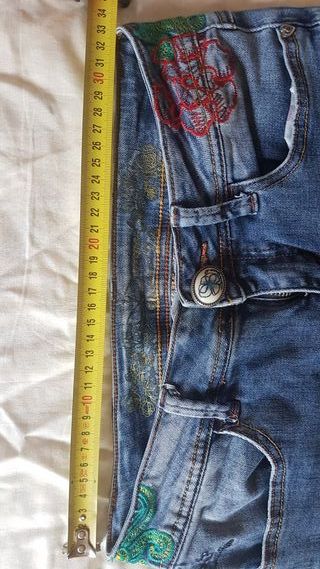 Jeans Desigual con Efectos Floral y Desgastados