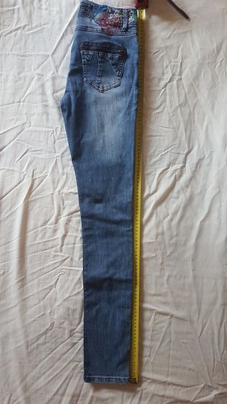 Jeans Desigual con Efectos Floral y Desgastados