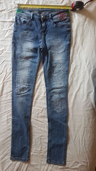 Jeans Desigual con Efectos Floral y Desgastados