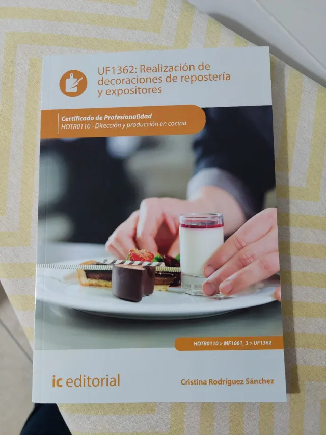 Realización de decoraciones de repostería y exp...