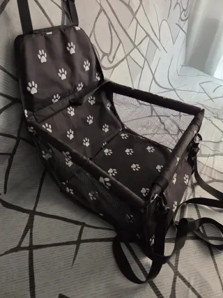 Transportín para coche con huellas