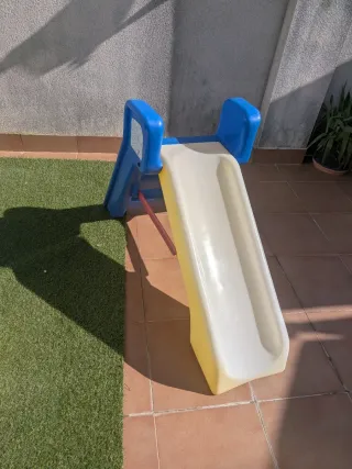 Tobogán infantil azul y amarillo