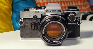 Olympus OM10 Cámara Analógica + Manual Adapter