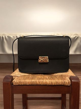 Borsa nera con chiusura dorata