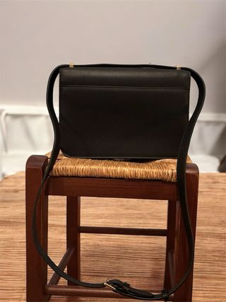 Borsa nera con chiusura dorata