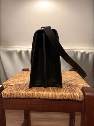 Borsa nera con chiusura dorata