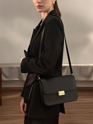 Borsa nera con chiusura dorata