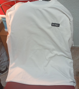 Camiseta blanca SHEIN con logo