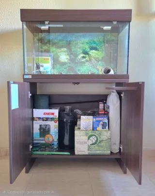 Acuario con mueble marrón.