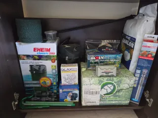 Acuario con mueble marrón.