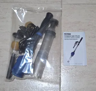 Acuario con mueble marrón.