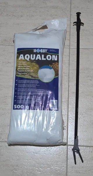 Acuario con mueble marrón.