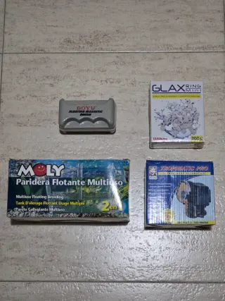 Acuario con mueble marrón.