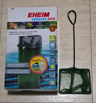 Acuario con mueble marrón.