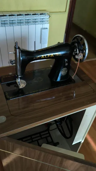 Máquina de coser ALFA antigua con mueble