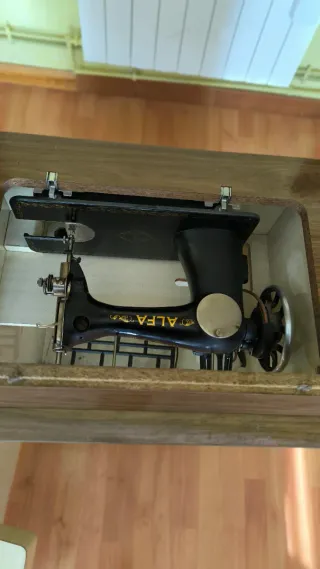 Máquina de coser ALFA antigua con mueble