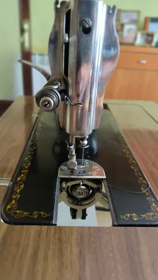 Máquina de coser ALFA antigua con mueble