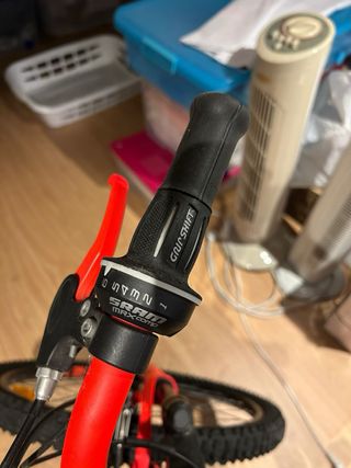 Bicicleta montaña negra y roja  A estrenar .