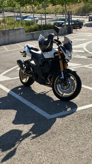 Yamaha FZ8 Naked Blanca y Negra