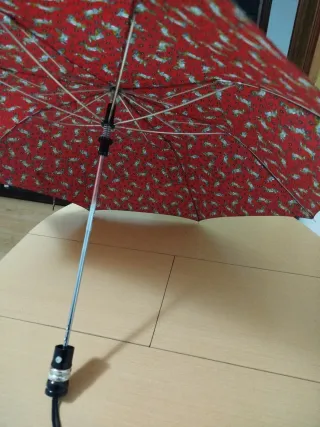 Paraguas rojo estampado