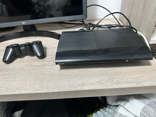 PlayStation 3 + 2 Mandos y 11 Juegos