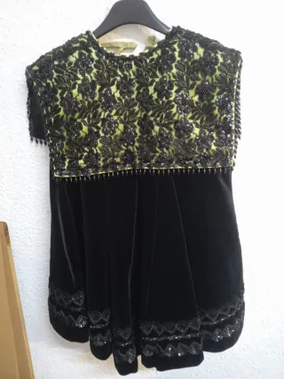 Sombrero de fiesta negro con plumas rosas