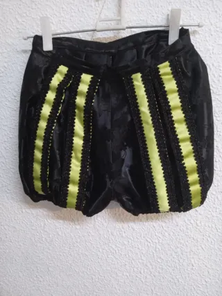 Sombrero de fiesta negro con plumas rosas