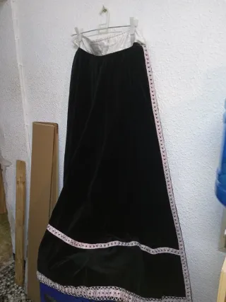 Sombrero de fiesta negro con plumas rosas