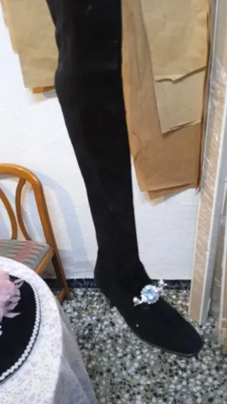 Sombrero de fiesta negro con plumas rosas