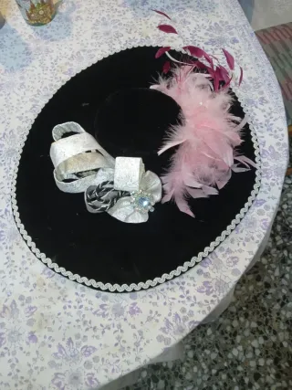 Sombrero de fiesta negro con plumas rosas