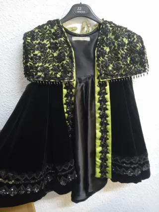 Sombrero de fiesta negro con plumas rosas