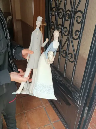 Figura de porcelana pareja con niño