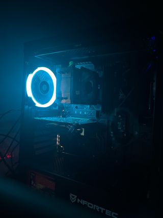 ordenador sobre mesa