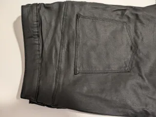 Pantalón cuero sintético