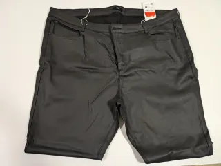 Pantalón cuero sintético