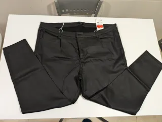 Pantalón cuero sintético