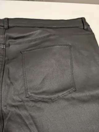 Pantalón cuero sintético